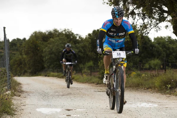 GRANADA, ESPAÑA - 1 DE JUNIO: Corredor desconocido en la competición de la bicicleta de montaña "La Mamut Padul Bike" el 1 de junio de 2014 en Granada, España — Foto de Stock