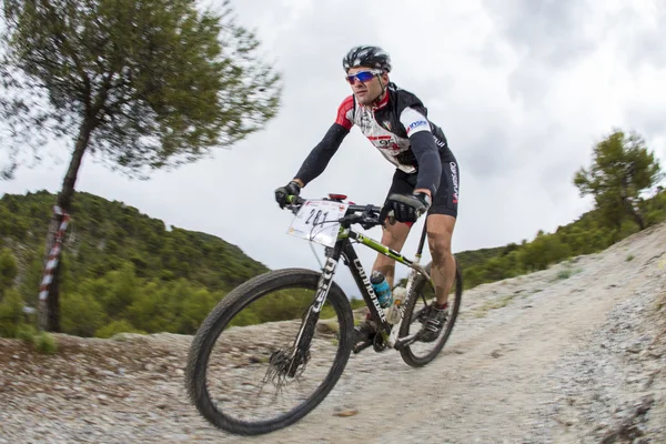 Granada, Spanyolország - június 1-én: Ismeretlen versenyző a verseny a mountain bike "La Mamut Pintácsi Sándorné Bike" a június 1-jén 2014, Granada, Spanyolország — Stock Fotó