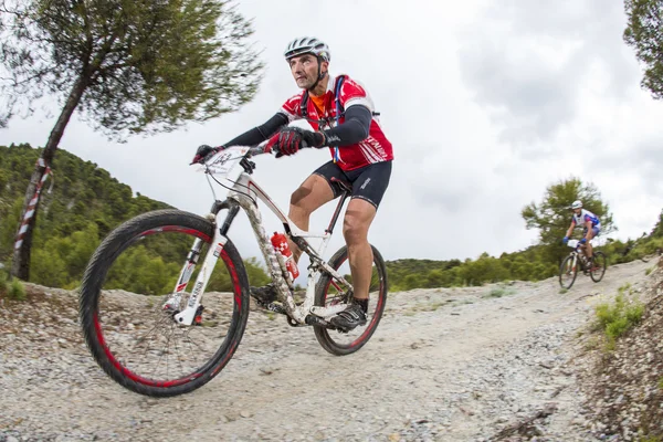 Granada, Spanien - 1 juni: Okänd racer på konkurrensen av mountainbike "La Mamut Padul Bike" på 1 juni 2014 i Granada, Spanien — Stockfoto