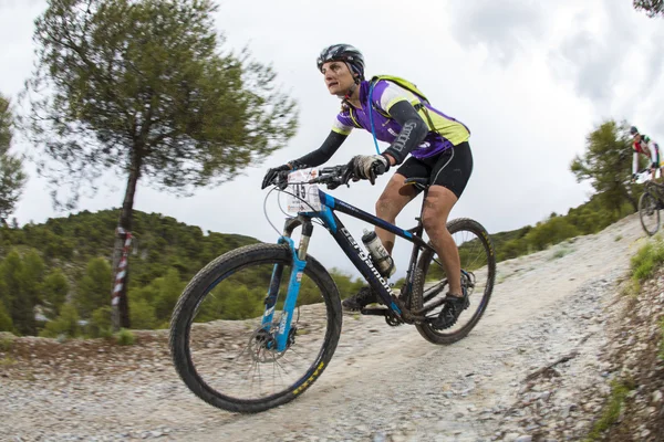 GRANADA, ESPAÑA - 1 DE JUNIO: Corredor desconocido en la competición de la bicicleta de montaña "La Mamut Padul Bike" el 1 de junio de 2014 en Granada, España —  Fotos de Stock