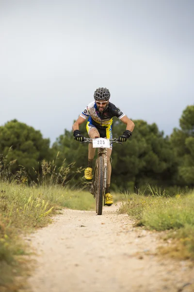 GRANADA, ESPANHA - JUNHO 1: Piloto desconhecido na competição da bicicleta de montanha "La Mamut Padul Bike" em 1 de junho de 2014 em Granada, Espanha — Fotografia de Stock