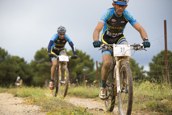GRANADA, SPAIN - ИЮНЬ 1: Неизвестный гонщик на конкурсе горного велосипеда "La Mamut Padul Bike" 1 июня 2014 года в Гранаде, Испания
