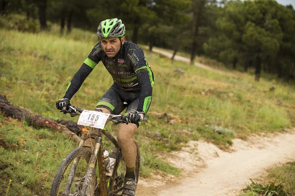 GRANADA, SPAIN - ИЮНЬ 1: Неизвестный гонщик на конкурсе горного велосипеда "La Mamut Padul Bike" 1 июня 2014 года в Гранаде, Испания — стоковое фото