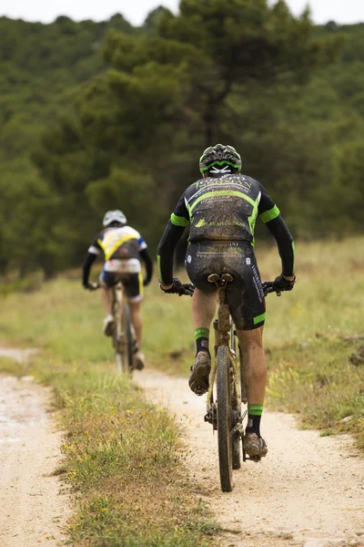 Granada, spanien - 1. juni: unbekannter rennfahrer beim wettbewerb des mountainbikes "la mamut padul bike" am 1. juni 2014 in granada, spanien — Stockfoto