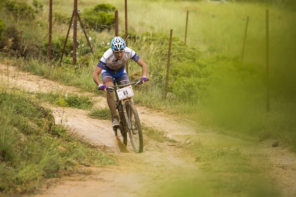 Granada, spanien - 1. juni: unbekannter rennfahrer beim wettbewerb des mountainbikes "la mamut padul bike" am 1. juni 2014 in granada, spanien — Stockfoto