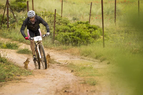 GRANADA, ESPAÑA - 1 DE JUNIO: Corredor desconocido en la competición de la bicicleta de montaña "La Mamut Padul Bike" el 1 de junio de 2014 en Granada, España —  Fotos de Stock