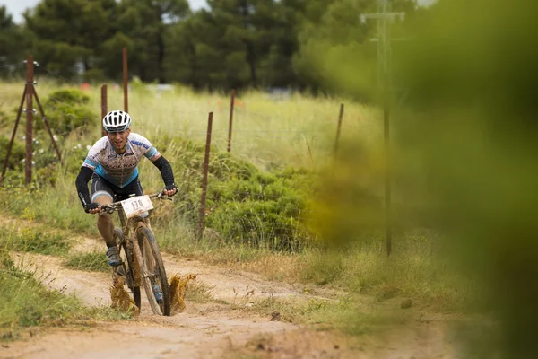 GRANADA, SPAIN - JUNE 1: Unknown racer on the competition of the mountain bike "La Mamut Padul Bike" on June 1, 2014 in Granada, Spain — Stock Photo, Image