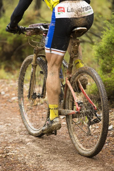 GRANADA, ESPANHA - JUNHO 1: Piloto desconhecido na competição da bicicleta de montanha "La Mamut Padul Bike" em 1 de junho de 2014 em Granada, Espanha — Fotografia de Stock