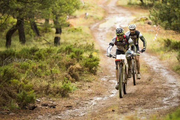 GRANADA, ESPAÑA - 1 DE JUNIO: Corredor desconocido en la competición de la bicicleta de montaña "La Mamut Padul Bike" el 1 de junio de 2014 en Granada, España — Foto de Stock