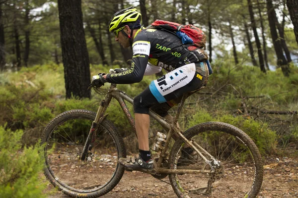 Granada, spanien - 1. juni: unbekannter rennfahrer beim wettbewerb des mountainbikes "la mamut padul bike" am 1. juni 2014 in granada, spanien — Stockfoto