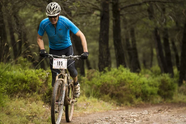 GRANADA, ESPAÑA - 1 DE JUNIO: Corredor desconocido en la competición de la bicicleta de montaña "La Mamut Padul Bike" el 1 de junio de 2014 en Granada, España — Foto de Stock