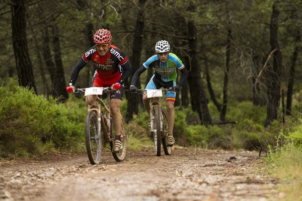 GRANADA, ESPAÑA - 1 DE JUNIO: Corredor desconocido en la competición de la bicicleta de montaña "La Mamut Padul Bike" el 1 de junio de 2014 en Granada, España —  Fotos de Stock