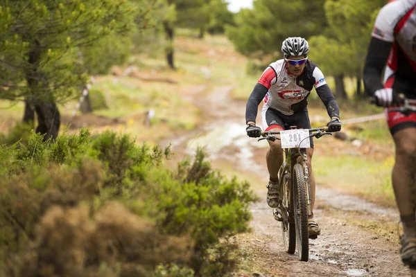 GRANADA, ESPAGNE - 1 JUIN : Coureur inconnu sur la compétition du VTT "La Mamut Padul Bike" le 1er juin 2014 à Grenade, Espagne — Photo