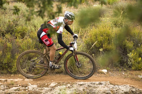 GRANADA, ESPANHA - JUNHO 1: Piloto desconhecido na competição da bicicleta de montanha "La Mamut Padul Bike" em 1 de junho de 2014 em Granada, Espanha — Fotografia de Stock