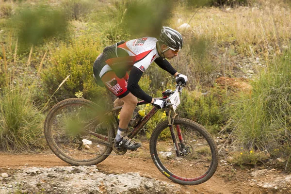 Granada, Spanyolország - június 1-én: Ismeretlen versenyző a verseny a mountain bike "La Mamut Pintácsi Sándorné Bike" a június 1-jén 2014, Granada, Spanyolország — Stock Fotó