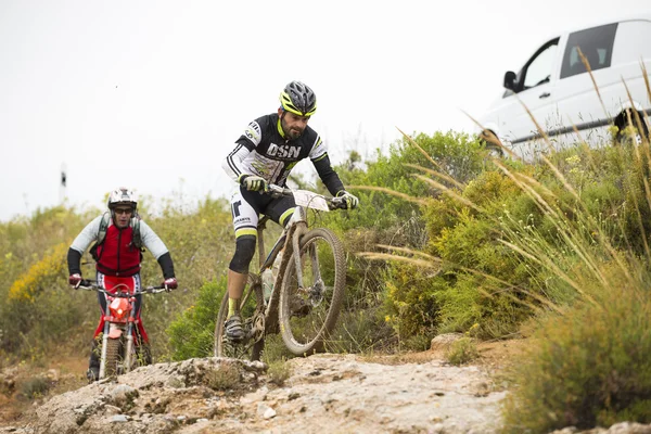 GRANADA, ESPANHA - JUNHO 1: Piloto desconhecido na competição da bicicleta de montanha "La Mamut Padul Bike" em 1 de junho de 2014 em Granada, Espanha — Fotografia de Stock