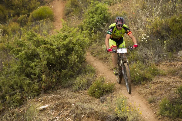 GRANADA, ESPAÑA - 1 DE JUNIO: Corredor desconocido en la competición de la bicicleta de montaña "La Mamut Padul Bike" el 1 de junio de 2014 en Granada, España —  Fotos de Stock