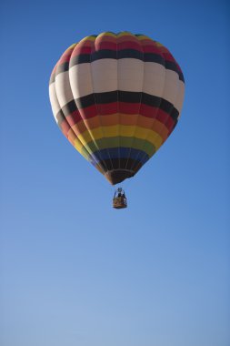 Renkli Sıcak Hava Balonları Uçuyor