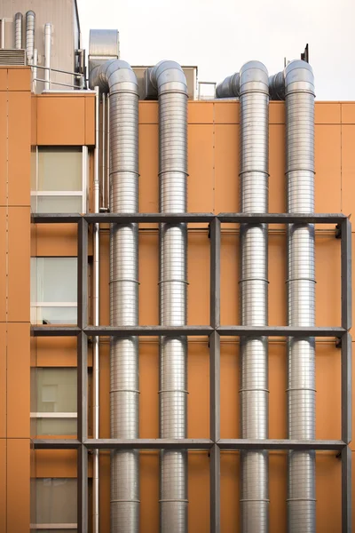 Uitzicht op het dak van een gebouw voor een grote airconditioning rusten — Stockfoto