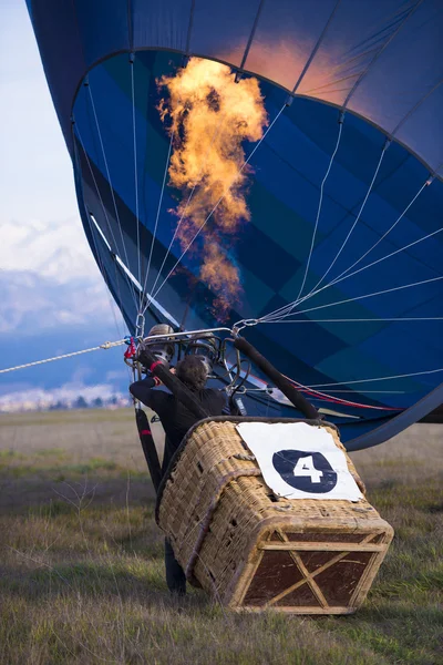 Inflating a hot-air balloon during a festival event in Granada, — Stock Photo, Image