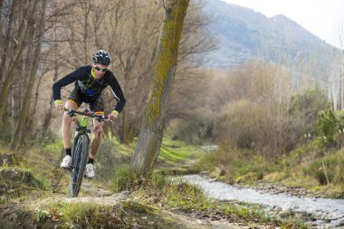 Bisikletçi adam sürme dağ bisikleti dağ.