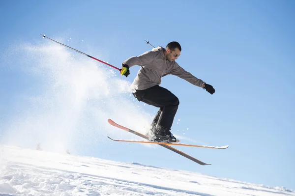 Freestyle ski jumper with crossed skis in snowy mountains — Stock Photo, Image