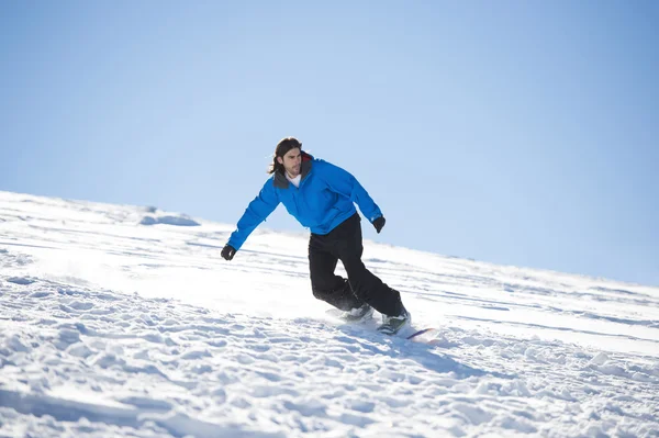 Snowboarder saltando contra o céu azul — Fotografia de Stock