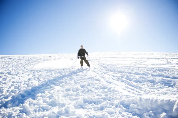 Saltador de esquí freestyle con esquís cruzados en montañas nevadas — Foto de Stock