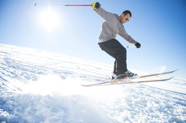 Saltador de esqui Freestyle com esquis cruzados em montanhas nevadas — Fotografia de Stock
