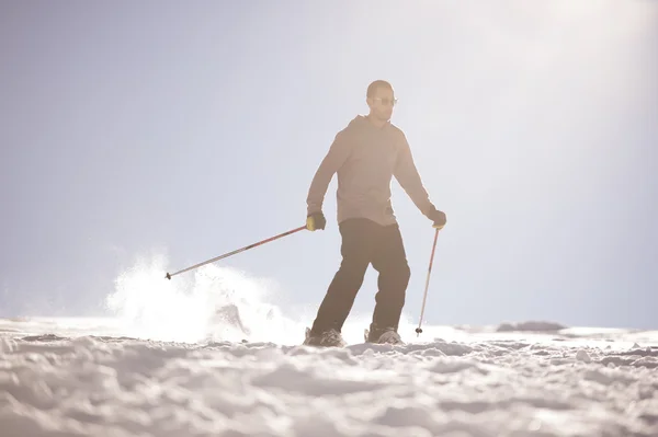 Saltador de esqui Freestyle com esquis cruzados em montanhas nevadas — Fotografia de Stock