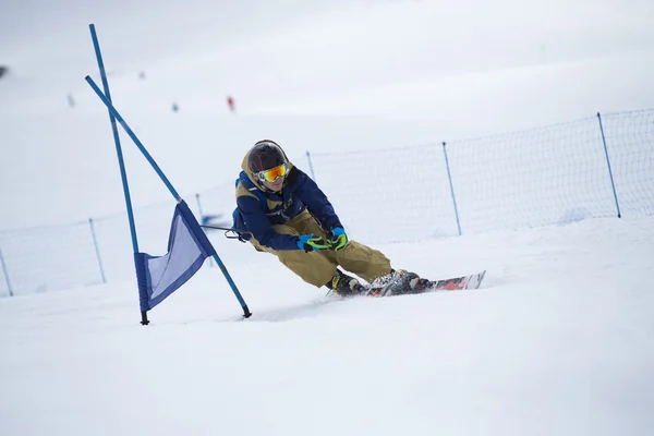 Sciatore in montagna, pista preparata e giornata di sole — Foto Stock