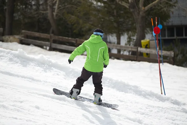 산, 알 수 없는 Snowboarder 피스트와 화창한 날 준비 — 스톡 사진