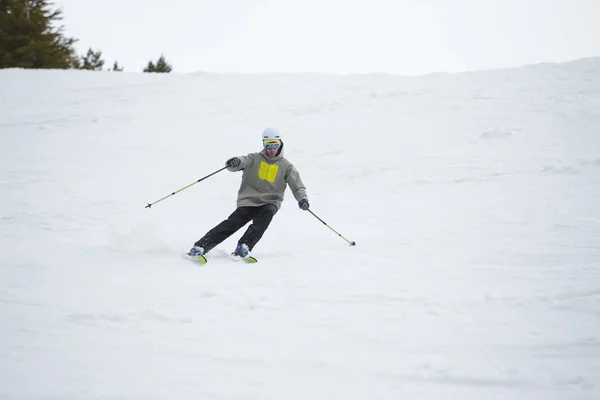 Esqui em montanhas, piste preparado e dia ensolarado — Fotografia de Stock