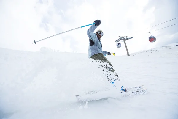 Sciatore in montagna, pista preparata e giornata di sole — Foto Stock