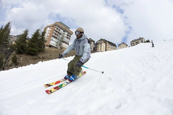 Esqui em montanhas, piste preparado e dia ensolarado — Fotografia de Stock