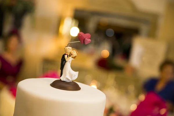 Pastel de boda con figuritas — Foto de Stock
