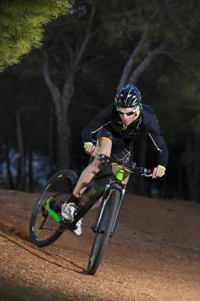 Cyclist man riding mountain bike on mountain. — Stock Photo, Image