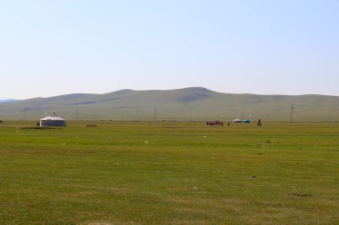 Moğolistan bozkırları, sonsuz otlakların manzarası güzel bulutların altında sinsice.