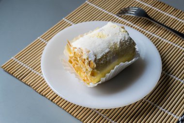 Badem ile rulo pasta