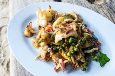 Tay baharatlı kalamar fesleğen soslu kızarmış