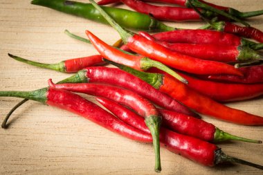Eski ahşap kırmızı sıcak biber