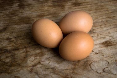 ahşap zemin üzerinde yumurta