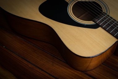 Akustik gitar karşı istirahat