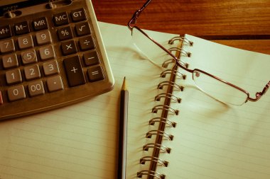 iş kavramı ile defter ve hesap makinesi