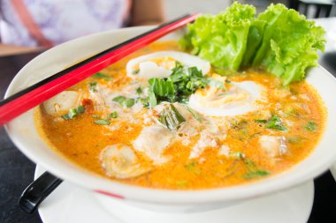 Baharatlı erişte çorbası ve yumurta