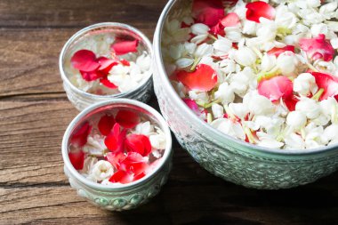 Songkra için parfüm ve çiçekler corolla ile karışık kase su