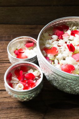 Songkra için parfüm ve çiçekler corolla ile karışık kase su