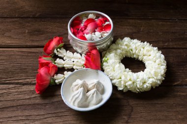 Songkra için parfüm ve çiçekler corolla ile karışık kase su