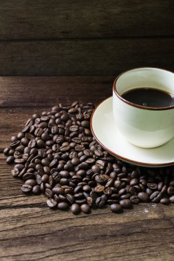 Kahve fincanı ve kahve çekirdeği.