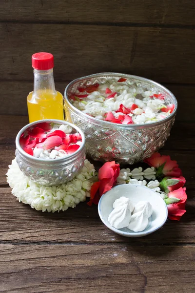 Water in bowl mixed with perfume and flowers corolla for Songkra — Stock Photo, Image